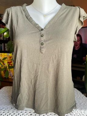 Women’s Short Sleeve V-Neck Henley Top in Olive
